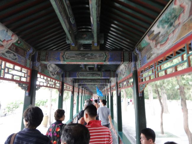 世界一長いとガイドが主張する廊下<br /><br />ここから見える人工の湖、昆明湖は優美です