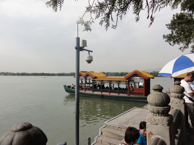 昆明湖を船で渡ります<br /><br />地元の人も一緒なのでおもしろい