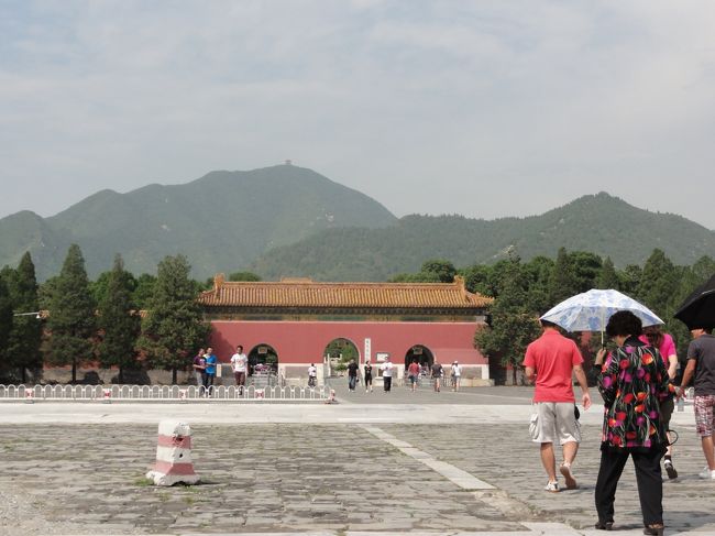 市内から車で１時間走り別の世界遺産<br /><br />明の十三陵に