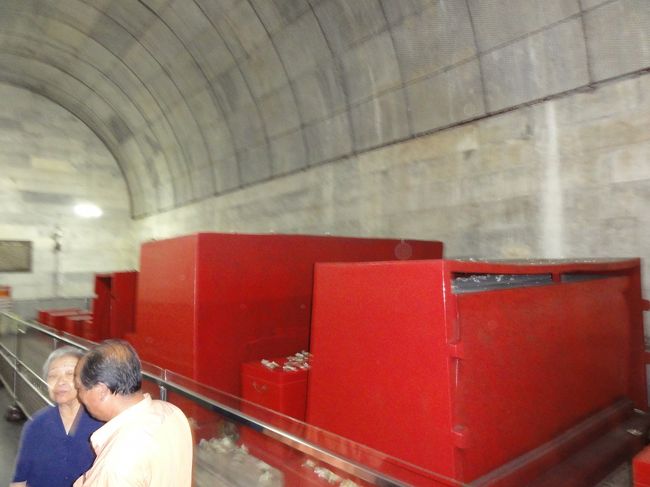 棺のレプリカ<br /><br />赤は高貴な色とされ漆塗りだったそうです