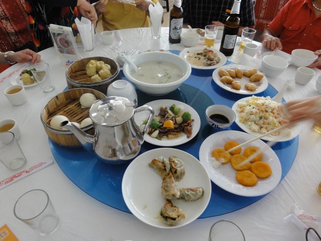 昼食は飲茶<br /><br />海外でよくあるお土産屋に併設のレストラン<br /><br />日本人には合う中華です