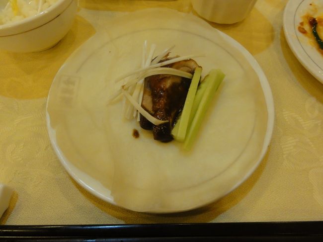 クレープのように皮にダックと味噌、きゅうり<br /><br />などを入れ巻いて食べます。