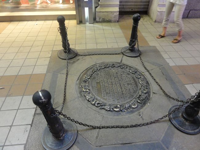 個人行動で王府井に<br /><br />このマンホールは王府井の由来になったもの