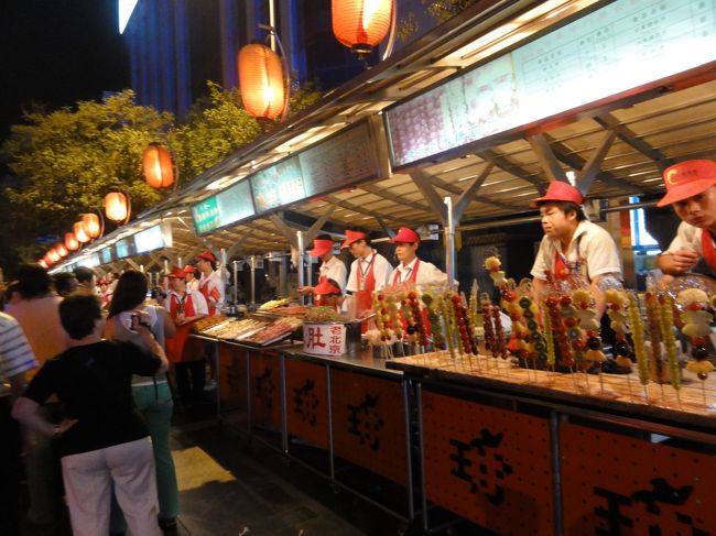 王府井を北に抜けたところにある屋台<br /><br />グロテスクなものが沢山<br /><br />あまり買っている人はいなかった