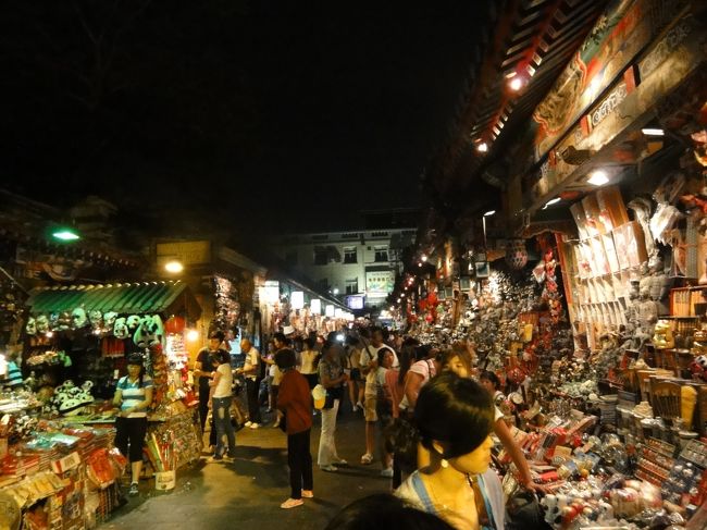 メインストリートを外れるとこんな感じ<br /><br />こちらのほうがメインストリートより面白い