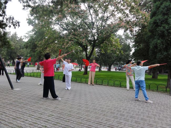 扇を持つグループ、剣を持つグループなど