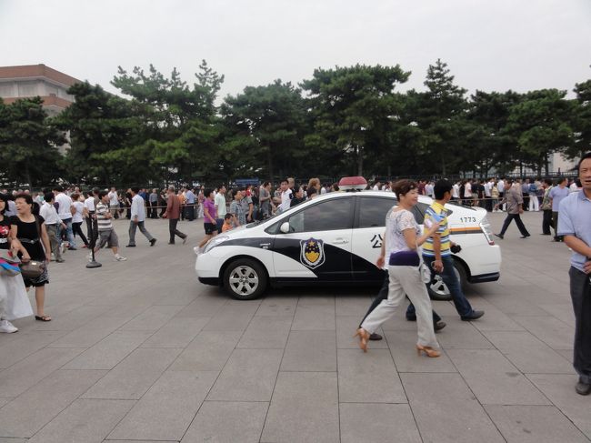 天安門広場<br /><br />観光客と公安（警察）がうじゃうじゃ