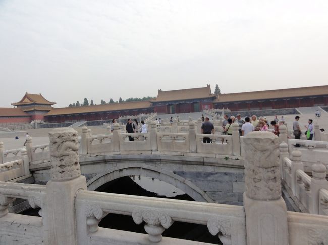 金水河をかかる金水橋を渡ります<br /><br />