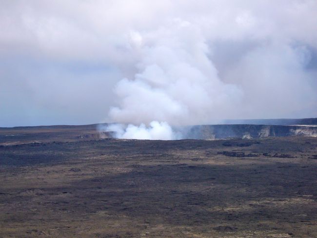 スチームベントから見る事ができる火口の様子。