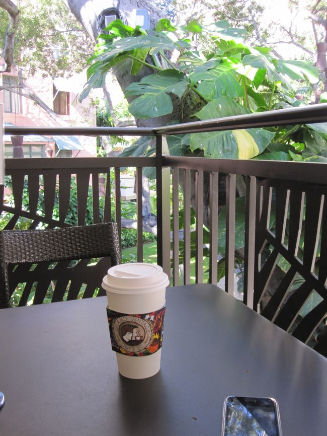 とりあえずカフェラテを手に、お店のテラスでアサイーボールが完成するのを待つ。