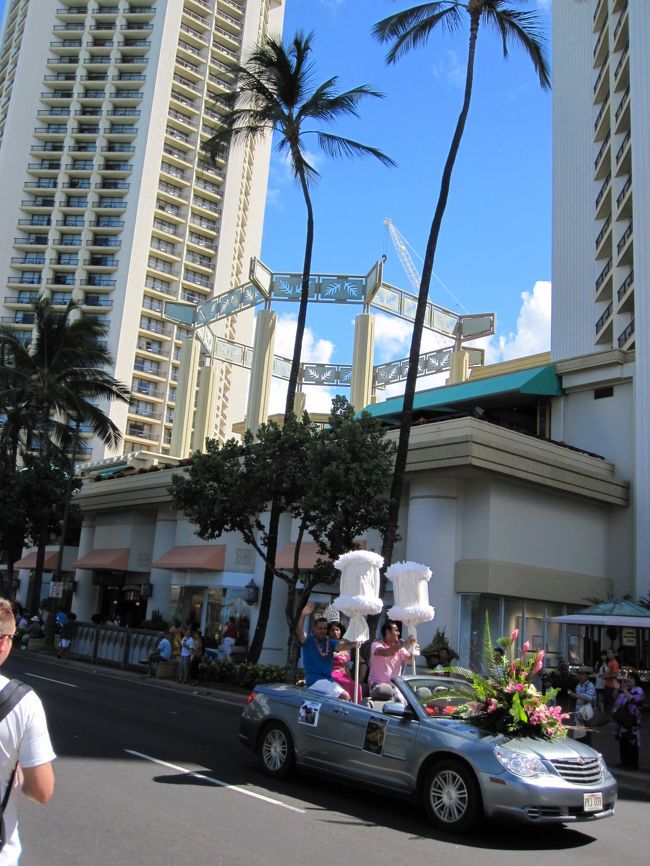 ん？なんかワイキキビーチの目の前のメインロードが通行止めになって、パレードやってる！？