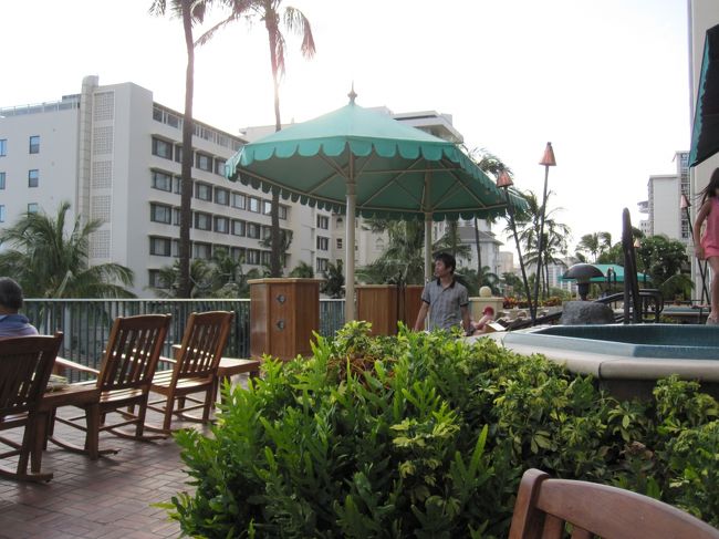 午後はDFSやワイキキ周辺でお買い物。<br /><br />今回はショッピングはしないはずが。。。結構な量買っちゃいました(笑)<br /><br />ショッピングの後、ホテルのプールサイドにあるバーがhappy hourをやっているということで、スパを終えた友人も合流し夕飯前に１杯だけいただくことに。