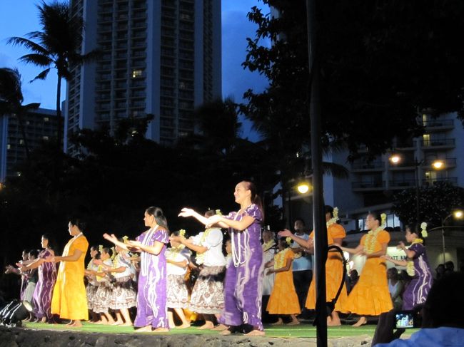 皆さんお疲れ様でした〜＾＾無料なのに、なかなか本格的な素晴らしいショーでした♪<br /><br />さぁ、最後のディナーだ！<br />食うぞぉ〜！