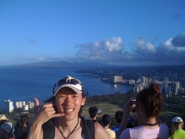 ほぼ先頭を歩いていたのですが、１０分もすると、バスツアーの団体さんが頂上に到着。<br /><br />すっかり身動きがとれなくなってしまいました＾＾；