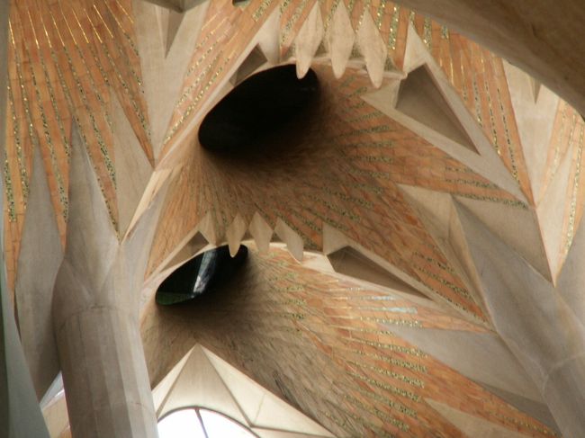 「カタルーニャ風の丸天井」<br /><br />中央身廊の全体に用いられているこの天井は、高さ４５ｍで陶器のタイルで作られています。