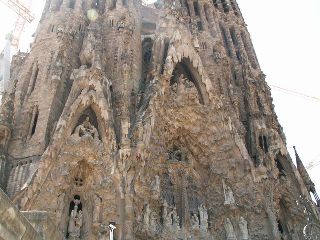 手の込んだ装飾があちらこちらに施されているのですが、裸眼ではと遠すぎて見えません…。<br />細部までしっかりとご覧になりたい方は双眼鏡があると便利かな。<br />あと望遠レンズは必須です。