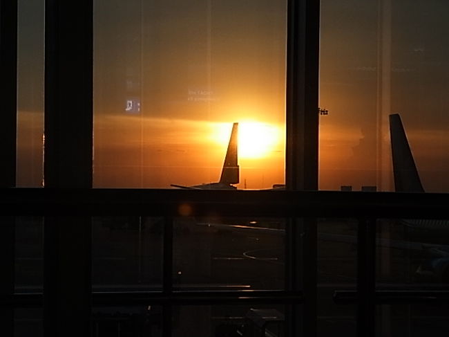 炭火焼の屋台がたくさん出始め、香ばしい匂いに街角が包まれてきたころ、歩いて空港に戻る。<br /><br />いよいよ<br />ニャチャンへ。<br />フライトは夕方だったので、空港から夕日がきれいに見えた。<br />