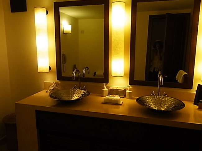 洗面台も広々。3泊したのだけど、慣れてくるとこの広さがちょうど良くなる。2人だと逆にこのくらいないと。・・慣れってこわい