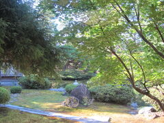 本日の宿はまた黒部まで戻り、今度は海側の生地温泉・たなかや。
庭が自慢の旅館です。
