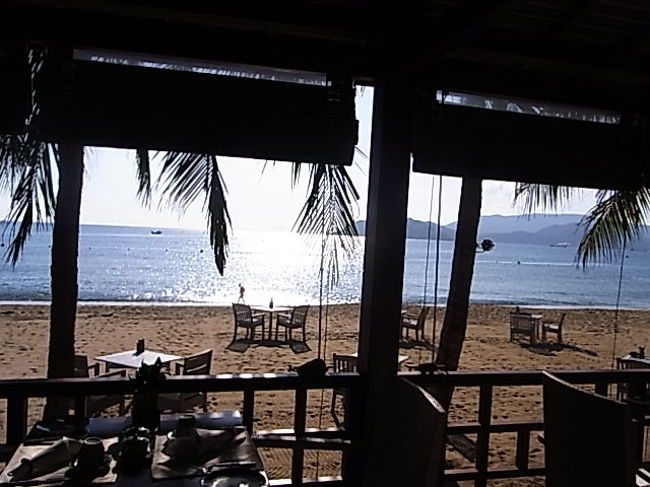 翌朝<br />東の方向にビーチがあるので、朝からすごい気温！<br />これは焼けるわ・・<br />あまりの暑さに誰も海にいない＆プライベートビーチだからでもある＆時期的に穴場？　