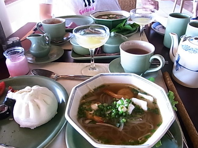 あさごはん！<br />うわさ通り絶品揃い。<br />特にフォーがうまい。なんか、その辺のレストランや屋台のフォーに比べてスープが深い。さすが最高ランクホテル☆<br /><br />ドリンクがすごかった。１００％生ジュースの種類が超多くてびっくり。シリアルもドライフルーツもかなりの多種<br />シャンパンもあったり、エスプレッソマシーンでコーヒーをいれてくれたり（Ｗのルンゴだから濃い・・・）<br /><br />これは3日間同じでもなんの問題もナシ！