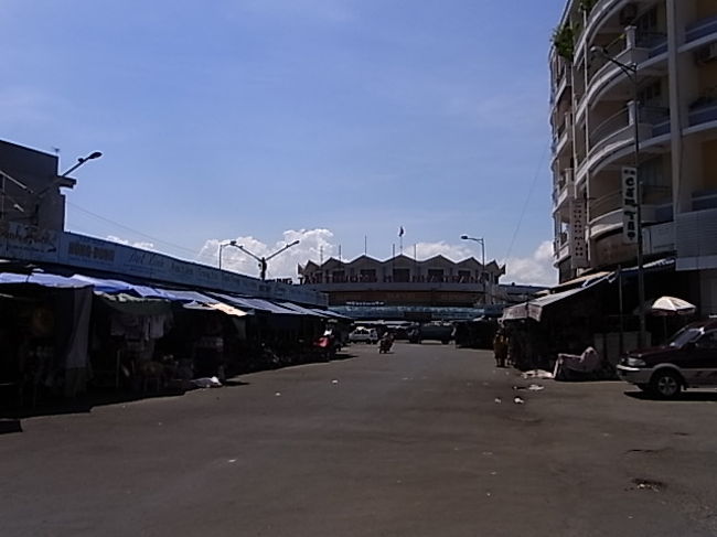 日中はとにかく暑くて、海に入るのに適さない。ということでダム市場へ行ってみた