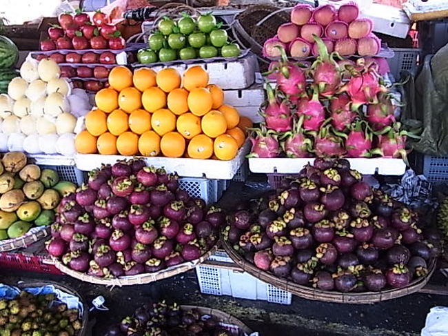ダム市場周辺は食べ物別に市場がぐるりと広がっていた。