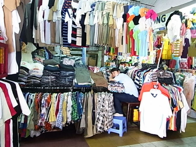 ダム市場の建物に入ると、さらに活気が無く<br /><br />2階は生地屋さんが多い。<br /><br />そして大体寝てた。本気で寝ていた<br />