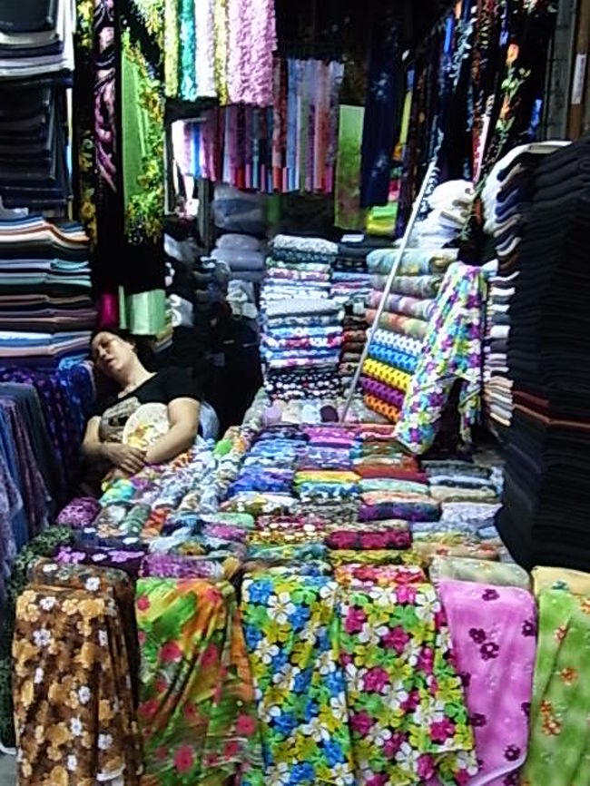 ほんっとうにみんな寝ている<br /><br />この店の隣の人は、生地の山をマットレスにして横になって寝ていてウケた。