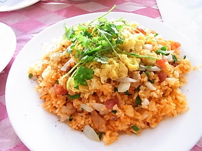 暑くて全く食欲が出ないがとりあえずランチ<br /><br />サラミの甘いのが刻んで入っていたりして何とも言えない味だった