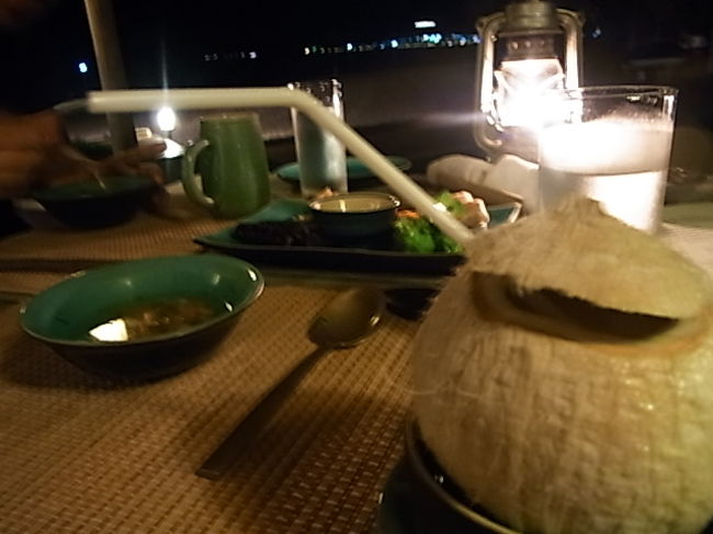 今日の夜はアナマンダラのディナー<br />オプションでついていたので期待していなかったが、これがかなり素敵なフルコース！！そして味付けが最高＆ロケーションも最高。