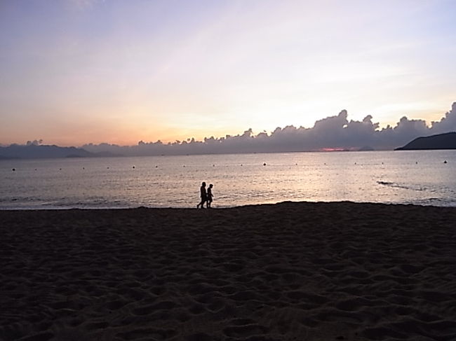 翌朝<br />朝日が昇るくらいに起きてみたところ、<br />プライベートビーチでデートする人たち<br />朝ならゆっくりできるよね