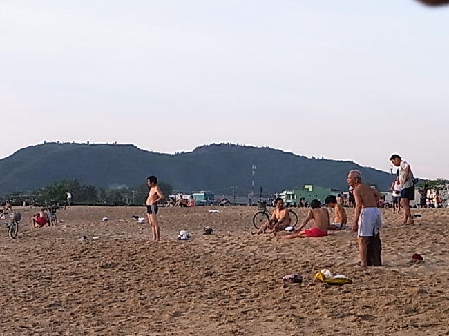 と思いきや！！<br /><br />どっからこんなに湧いてきてるの？！という現地人たち