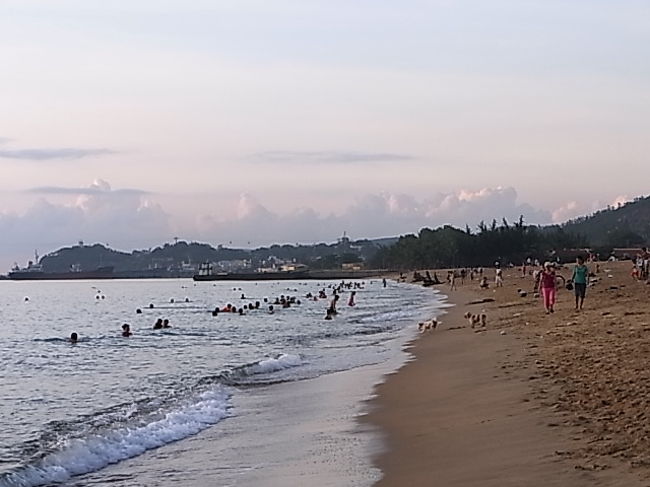 若者も老人も。朝の儀式？お風呂？