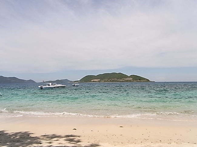 その後は、ホテルでボートシュノーケリングを申し込んでいたので離島へ連れて行ってもらう。<br /><br />それでもまだ午前中！<br /><br />シュノーケルポイントはサンゴを守っているエリアだったので、サンゴが生きていた。<br />青いサンゴ礁とはまさにコレの事！！！黄色や青や蛍光水色にサンゴが光ってるんだもの。予想以上の綺麗さに驚いた。<br /><br />シュノーケリングは好きなだけ出来たが、しばらくしてお腹がすいたのでランチの出来る島へ移動。