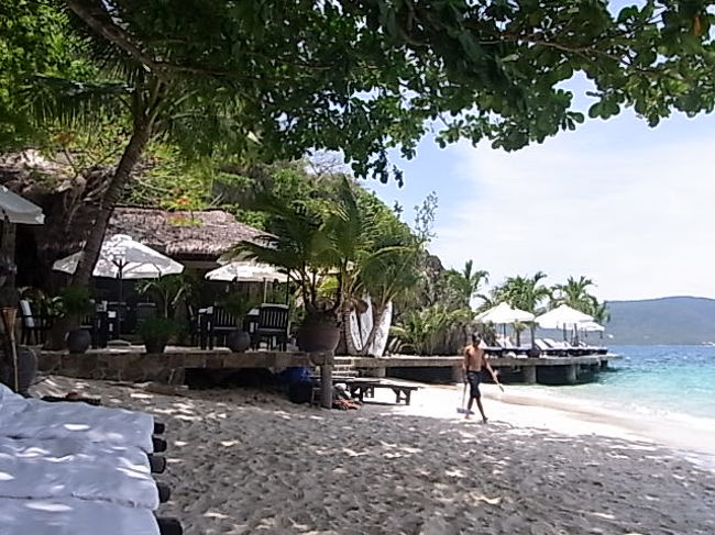 レストランが１軒だけある無人島に上陸