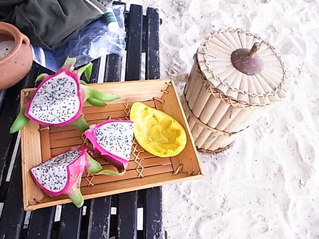 お弁当バケツには果物が冷やして入っていた！<br />洒落てる