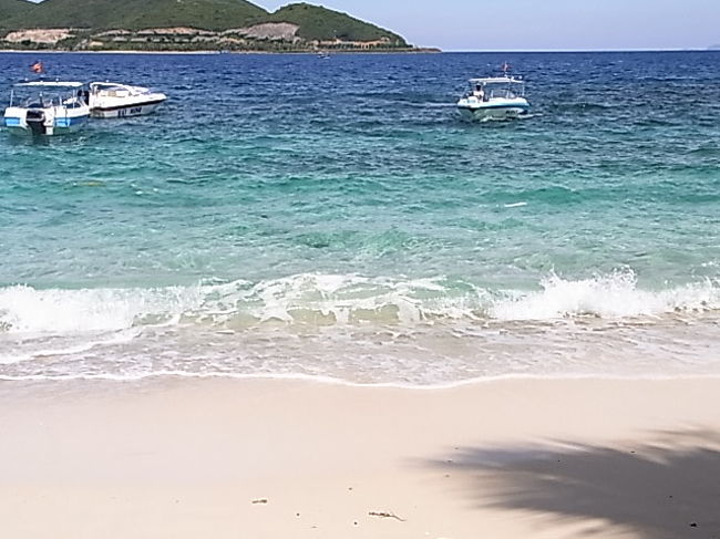 いつまでもこの島に居たい・・・<br /><br />と思いながら２時間くらいのんびりしていたら、ちょっと飽きてきてしまった<br /><br />その時お迎えの船が！！<br /><br />タイミングもいいねえ<br /><br />一流ホテルは空気の読みがいいわ