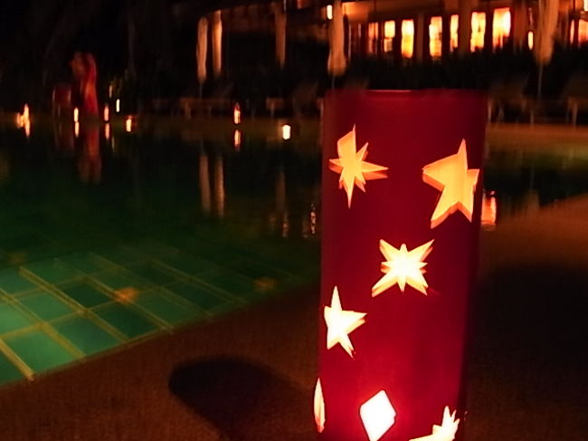 この日の夜は、プールサイドでカクテルサービスデー（フリー）<br /><br />外人が盛り上がって飲んでいたがけっこう入り易い空気だったのでよばれてみた<br /><br />