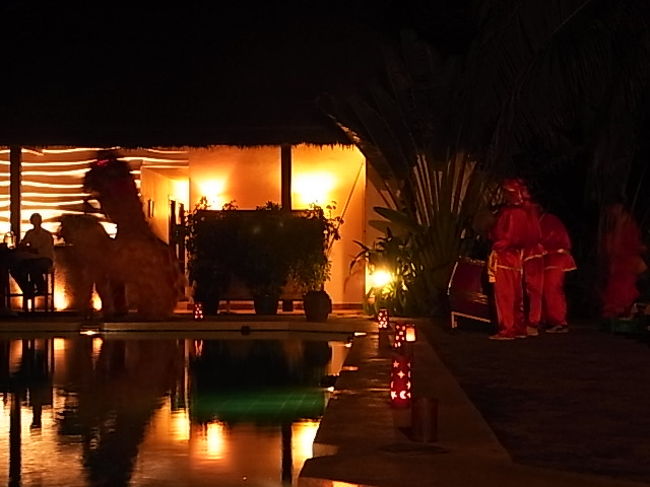 良く見えないが<br />演奏隊と獅子舞みたいのもやってきた<br /><br />いいサービスです