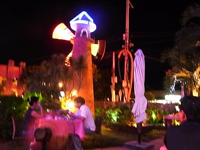 その後近所のレストランで、色々な口コミを見て決めたところへ<br /><br />名前を忘れてしまったが風車が目印！<br /><br />しかし、暑すぎて食欲が全くなくて美味しいのかどうか考えられなかった・・そのくらい暑いよ　夜なのに