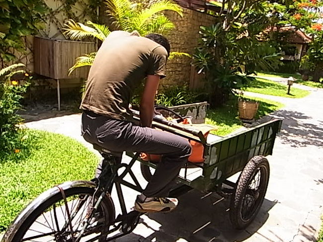 自転車好きの相方が荷物運び車に乗らせてもらう