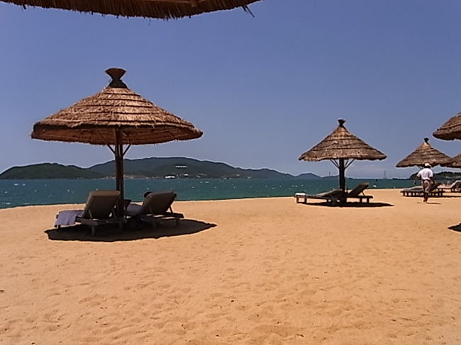 チェックアウトまでのちょっと（１０分くらい）の間、パラソルの下で海を見ていたら、<br />バトラーがフルーツとおしぼりを持ってきた<br /><br />最後までサービスが素晴らしい。ホスピタリティ最高です<br /><br />日本人の女性が働いていて、うらやましかった。＆素敵だった<br />でもお客さんで行くのが一番よね