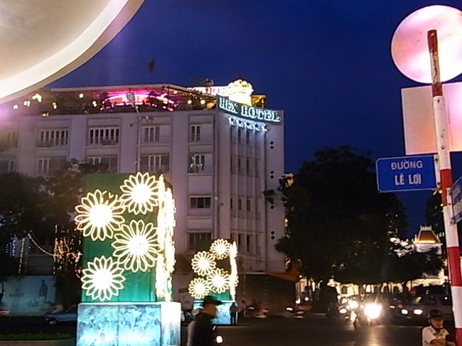 日中は例のごとく暑すぎて冷房のカフェから動けず。<br /><br /><br />あ、ベンタイン市場へ行った。が何回か行っているので買い物ももういいかというテンションで、排気ガスがすごいので散歩するよりくつろぎたくなった。物乞いもしつこいし、ああニャチャンへ帰りたい・・・<br /><br />というわけでお店を出るともう夕闇<br /><br />わたしホーチミン大好きだったのになあ<br />暑すぎたのかしら今回。４０度くらいあるとおもうよマジで