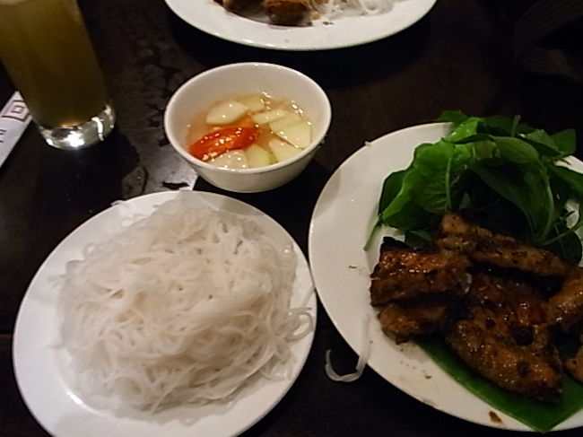 ここへきて、ハノイ地方料理の私の好物ブンチャーーー！！！<br /><br />ホーチミンで出会えるなんて♪<br /><br />こんなに暑くて食欲が無くても、これはおいしく頂けた。いままで食べたどのブンチャーよりもチャーがジューシーでおいしかった<br /><br />教えてもらったこのレストランがすごい活気で、地元の人であふれかえっていた上にお洒落な外観で値段も安くて、ここはまた来たいと思った。コレ書いてるのが行ってから４カ月たってるので名前をわすれてしまったことを　ただただ悔やむ<br />場所は何となくわかるので次回は何となく行ってみたい
