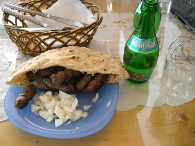 「Cevapcici」・・ピタパンに入ったウィンナー形のハンバーグ。玉ねぎが添えられている。ここのはスパイシーで美味しい。