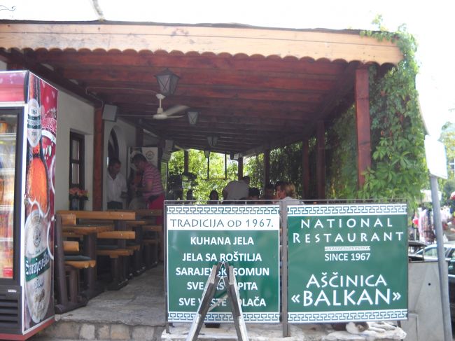 エアコンの効いた部屋でのんびりしていたかったが、お腹が空いた。<br />早速町に出かけることにする。<br />スターリ・モスト(橋)に近づくに従ってお店屋さんが増えてくる。1967年開業(私と同じ年)のレストランに入る。