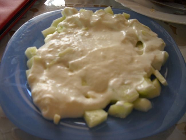 「Lukmira」・・きゅうりのサラダ。サラダ、というか、きゅうりのヨーグルトがけ・・って感じ。しかし、こういう暑い日には、みずみずしいきゅうりと、酸味のあるヨーグルトが喉を潤してくれて、体の中から涼しくなる気がする。暑い日にはお勧めですよ！きゅうりの皮をむくことがポイントです。<br /><br />以上に水・2本で、合計8ユーロ也。ちなみに、どの店でもユーロでの支払いが可能のようだった。