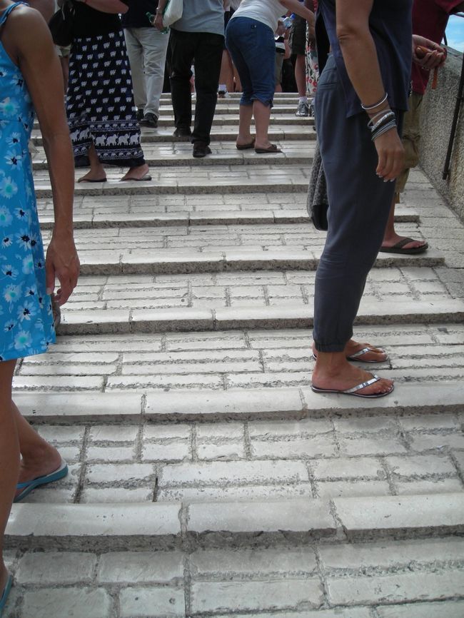 さあ、渡りますよ！<br />思った以上に傾斜がきついです。おまけに石畳なので滑りやすいです。しかし、歩きやすいように段が作ってあります。