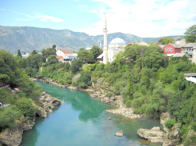 そして反対側。<br /><br />スターリ･モストの東側の袂にあったお土産屋の建物の中では、戦争中にスターリ・モストが破壊されていく様子をまとめたビデオが上映され、たくさんの写真も展示されていました。何と感想を書いていいのか分かりません。ただ、気分が沈んで悲しい気持ちになりました。<br />